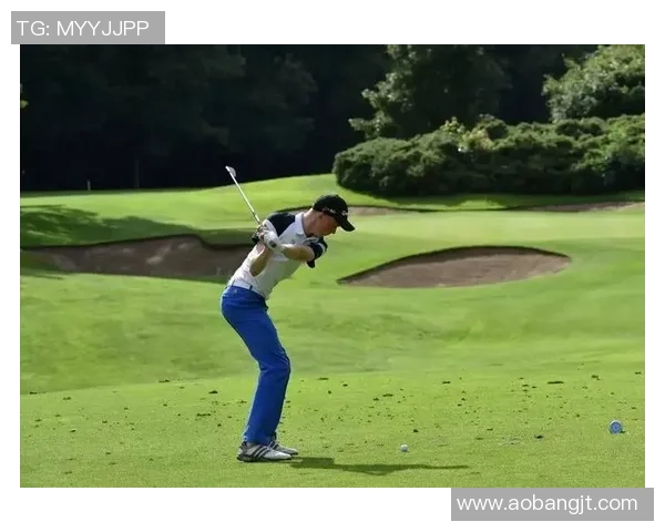 足球明星高空飞跃瞬间展现力量与技巧的完美结合